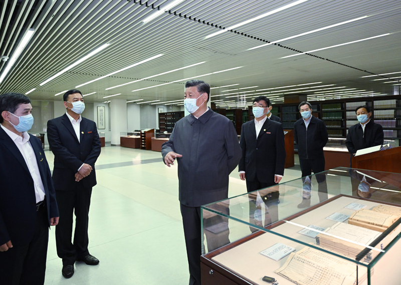 2022年4月25日，習近平來(lái)到中國人民大學(xué)考察調研。這是他在圖書(shū)館考察。