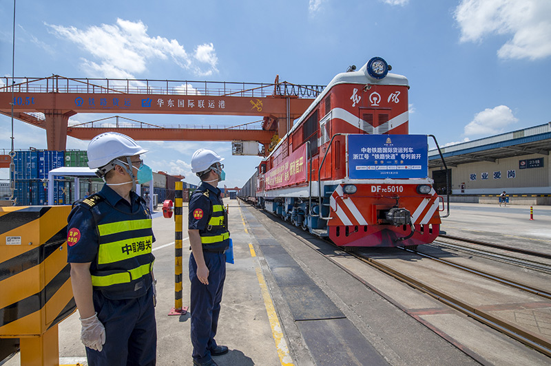 2022年6月29日，浙江金華，中老鐵路國際貨運列車(chē)浙江號“鐵路快通”首趟專(zhuān)列經(jīng)海關(guān)監管后，從浙江省鐵路金華南站鳴笛啟程，經(jīng)磨憨口岸駛向老撾萬(wàn)象。