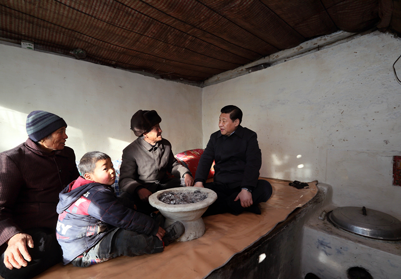 2012年12月30日，習近平在河北省阜平縣龍泉關(guān)鎮駱駝灣村看望唐榮斌老人一家。