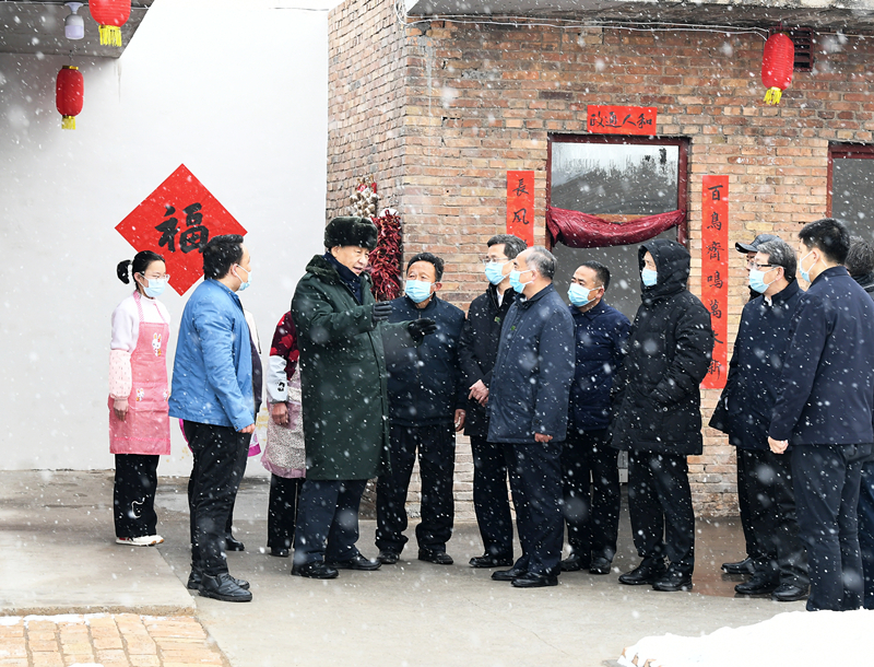 2022年1月26日，習近平總書(shū)記在山西霍州馮南垣村受災村民師紅兵家看望。