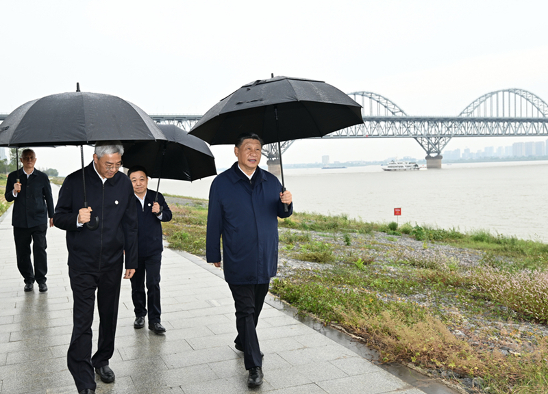 2023年10月10日，習近平在長(cháng)江國家文化公園九江城區段考察時(shí)，冒雨沿江堤步行察看沿岸風(fēng)貌。