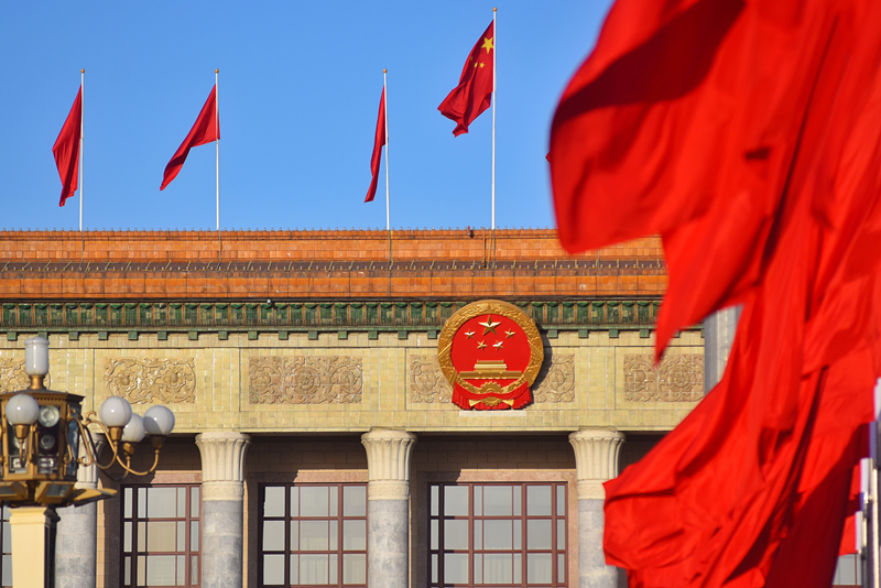 2024年3月8日，北京上空現“兩會(huì )藍”，人民大會(huì )堂前紅旗飄揚。