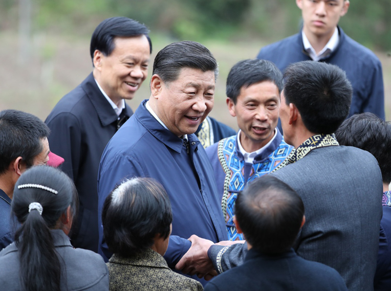 2019年4月15日至17日，中共中央總書(shū)記、國家主席、中央軍委主席習近平在重慶考察，并主持召開(kāi)解決“兩不愁三保障”突出問(wèn)題座談會(huì )。這是4月15日下午，習近平在石柱土家族自治縣中益鄉華溪村同村民親切交流。新華社記者 丁海濤 攝