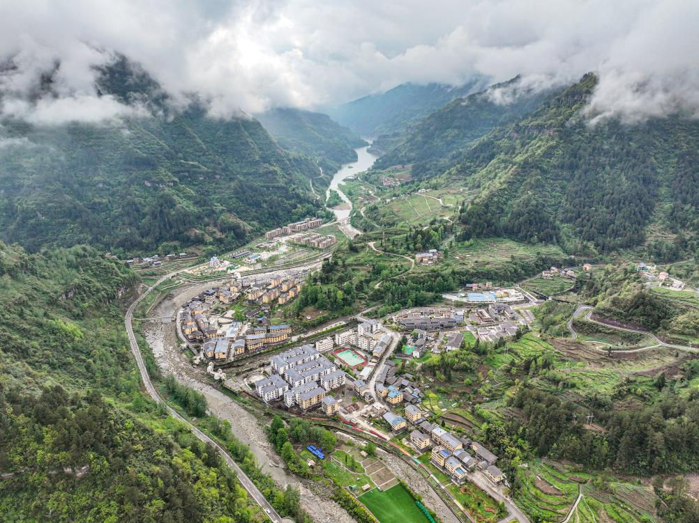 這是2024年4月11日拍攝的重慶石柱土家族自治縣中益鄉景色（無(wú)人機照片）。新華社記者 唐奕 攝