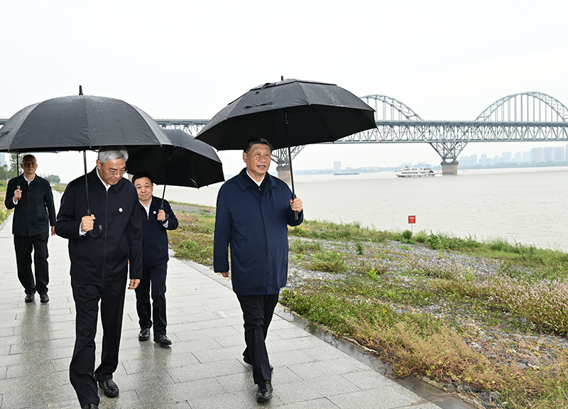 2023年10月10日至13日，中共中央總書(shū)記、國家主席、中央軍委主席習近平在江西考察。這是10日下午，習近平在長(cháng)江國家文化公園九江城區段考察時(shí)，冒雨沿江堤步行察看沿岸風(fēng)貌。新華社記者 謝環(huán)馳 攝