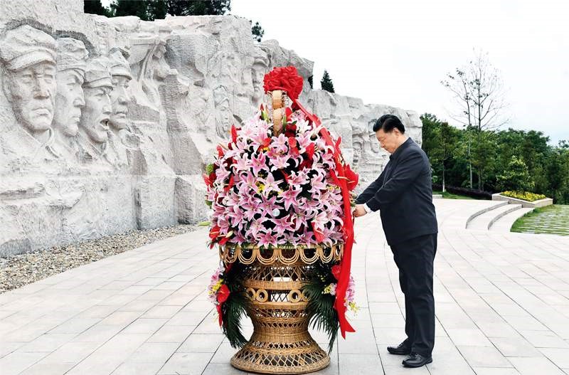 2021年4月25日至27日，中共中央總書(shū)記、國家主席、中央軍委主席習近平在廣西考察。這是25日上午，習近平在位于桂林市全州縣的紅軍長(cháng)征湘江戰役紀念園，向湘江戰役紅軍烈士敬獻花籃。 新華社記者 謝環(huán)馳/攝
