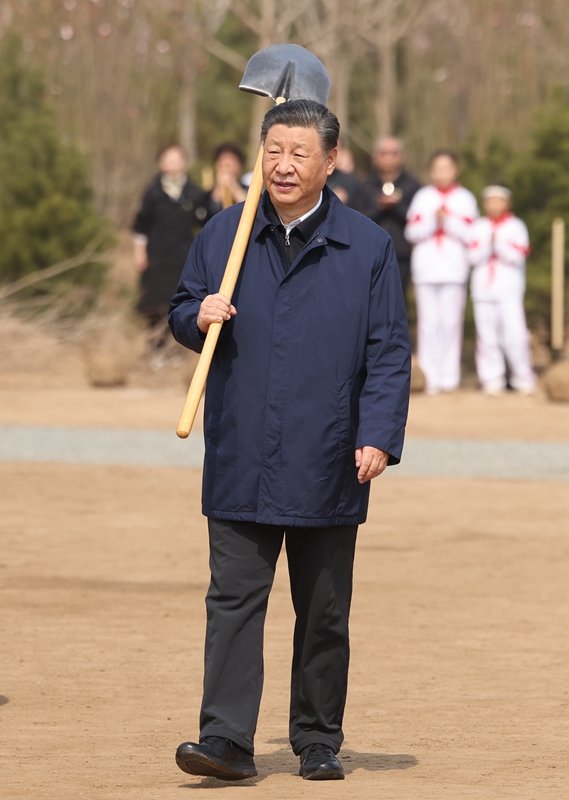 2024年4月3日，習近平總書(shū)記來(lái)到北京市通州區潞城鎮參加首都義務(wù)植樹(shù)活動(dòng)。