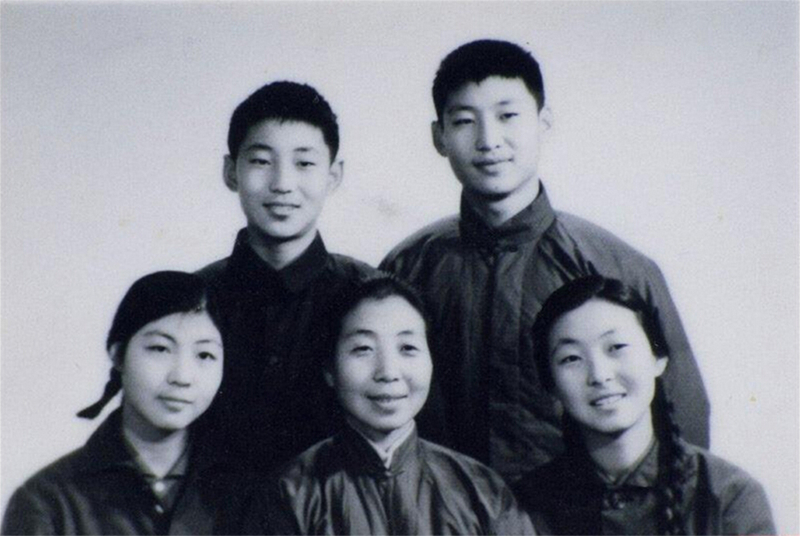 1972年冬，齊心和子女們。前排右起:齊橋橋、齊心、習安安。后排右起:習近平、習遠平。