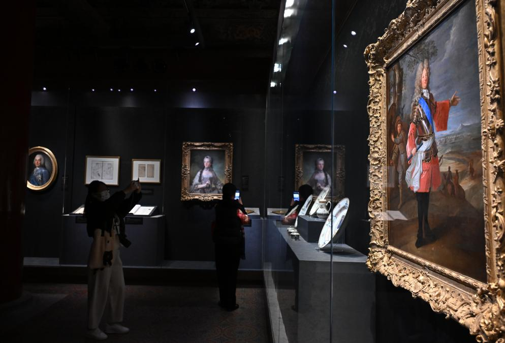 4月1日，作為中法文化旅游年的重要項目，“紫禁城與凡爾賽宮——17、18世紀的中法交往”展覽在故宮文華殿開(kāi)幕。圖為觀(guān)眾當天參觀(guān)展覽。新華社記者 金良快 攝