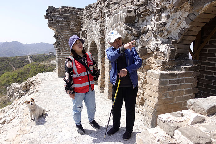 在明長(cháng)城遺址上，梅景田給外甥女劉紅巖講述長(cháng)城故事。