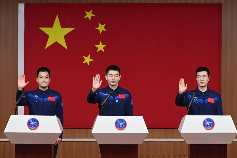 2024年月24日，神舟十八號載人飛行任務(wù)航天員葉光富（中）、李聰（右）、李廣蘇在酒泉衛星發(fā)射中心問(wèn)天閣與媒體記者集體見(jiàn)面。