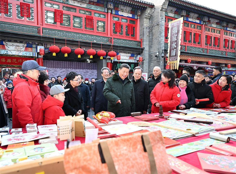 2024年2月1日下午，習近平在天津古文化街考察時(shí)，同店鋪員工和現場(chǎng)群眾互動(dòng)交流。新華社記者 謝環(huán)馳 攝