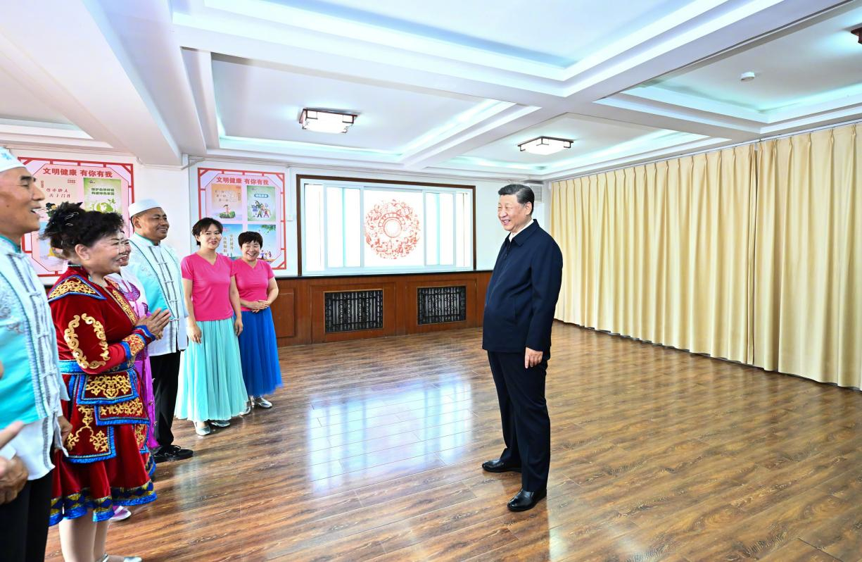 6月19日下午，習近平總書(shū)記在銀川市金鳳區長(cháng)城花園社區活動(dòng)室考察時(shí)，同社區居民親切交流。