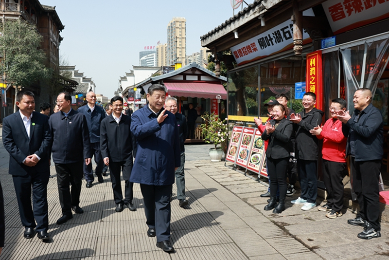 2024年3月19日上午，習近平在常德河街考察時(shí)，同店主和游客親切交流。新華社記者 王曄 攝