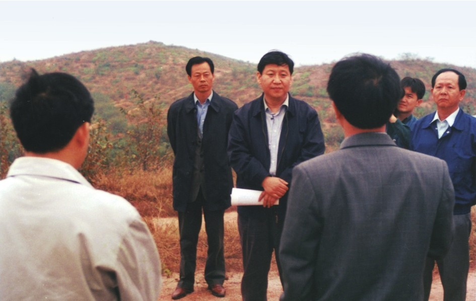 1999年11月，習近平在龍巖市長(cháng)汀縣河田水土流失治理區調研。圖源：《習近平在福建（下）》