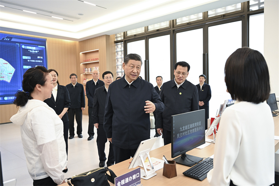 2024年4月22日至24日，中共中央總書(shū)記、國家主席、中央軍委主席習近平在重慶考察。這是22日下午，習近平在九龍坡區謝家灣街道民主村社區考察。新華社記者 謝環(huán)馳 攝
