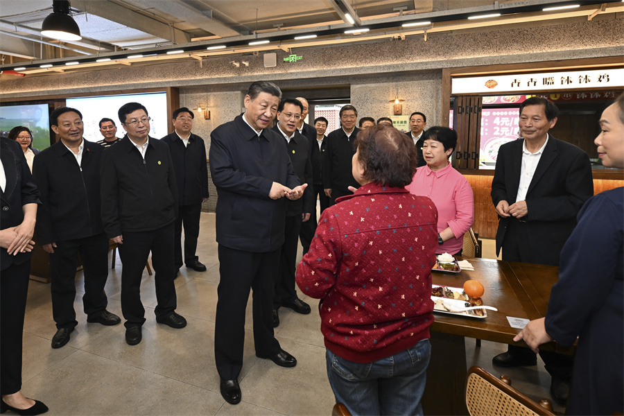 2024年4月22日下午，習近平在九龍坡區謝家灣街道民主村社區考察時(shí)，同正在社區食堂就餐的群眾親切交流。新華社記者 謝環(huán)馳 攝