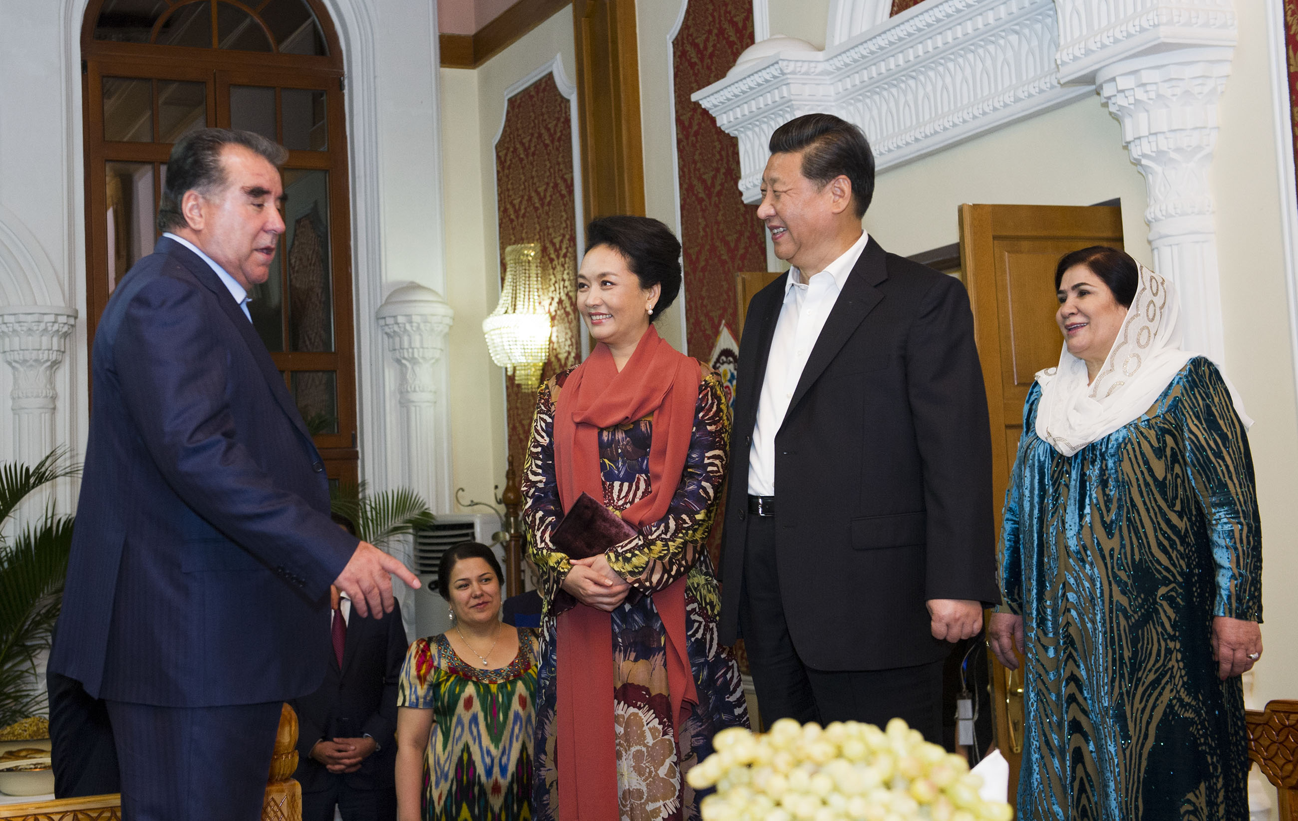 2014年9月12日，習近平主席在杜尚別出席塔吉克斯坦總統拉赫蒙舉行的家宴。這是習近平主席和夫人彭麗媛在拉赫蒙夫婦陪同下參觀(guān)總統官邸。