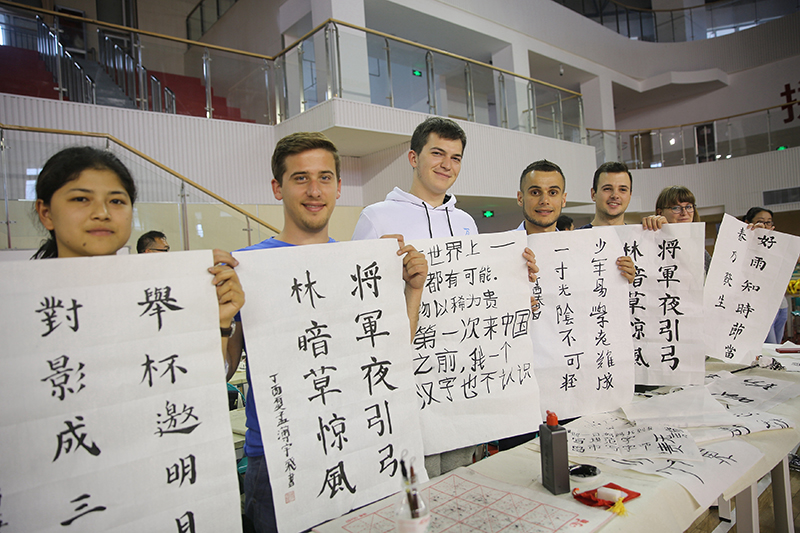 2017年6月5日，來(lái)自青島大學(xué)和中國石油大學(xué)（華東）的外國留學(xué)生在展示剛剛現場(chǎng)完成的書(shū)法作品。