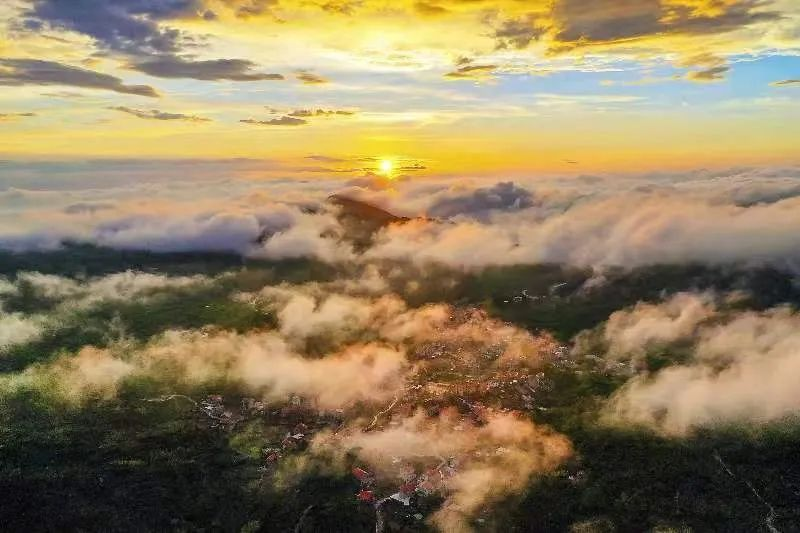 圖為云霧繚繞的軍營(yíng)村，群山盡翠，紅瓦掩映。廈門(mén)市委宣傳部供圖