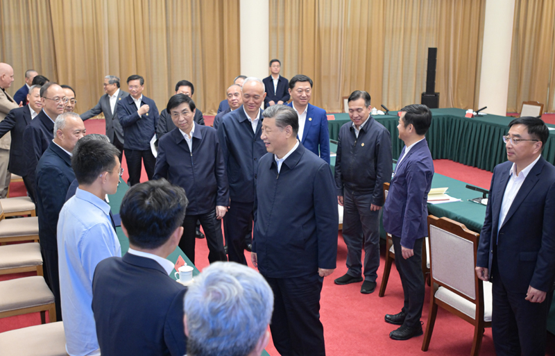 2024年5月23日，習近平總書(shū)記在山東省濟南市主持召開(kāi)企業(yè)和專(zhuān)家座談會(huì )并發(fā)表重要講話(huà)。這是總書(shū)記同參會(huì )的企業(yè)和專(zhuān)家代表親切交流。