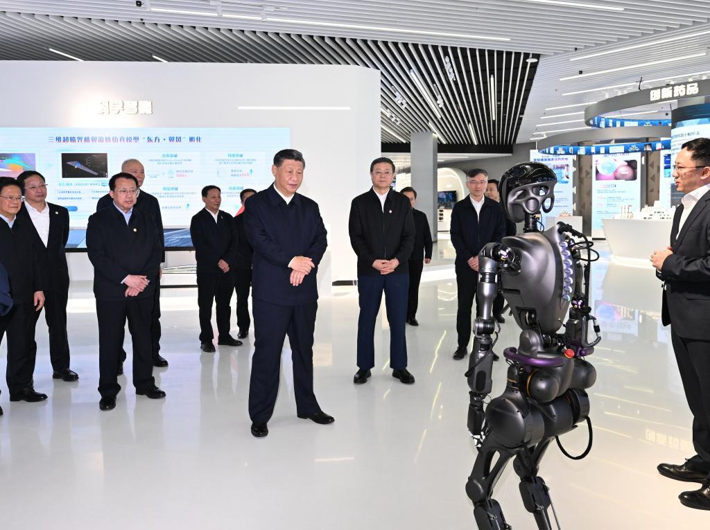 2023年11月28日下午，習近平在浦東新區張江科學(xué)城參觀(guān)上?？萍紕?chuàng  )新成果展。新華社記者 謝環(huán)馳 攝