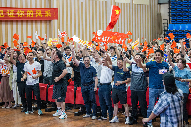 北京時(shí)間7月27日，2024年巴黎奧運會(huì )首個(gè)比賽日，在射擊10米氣步槍混合團體比賽中，中國選手黃雨婷/盛李豪獲得金牌。圖為黃雨婷的母校師生們通過(guò)收看奧運直播的方式為她加油助威。
