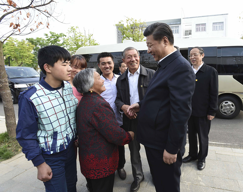 2016年4月25日，習近平在安徽省滁州市鳳陽(yáng)縣小崗村看望當年大包干帶頭人嚴金昌（右三）一家。